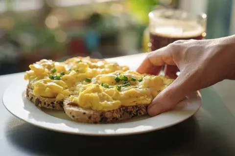 Huevos revueltos sobre tostadas Huevos revueltos sobre tostadas