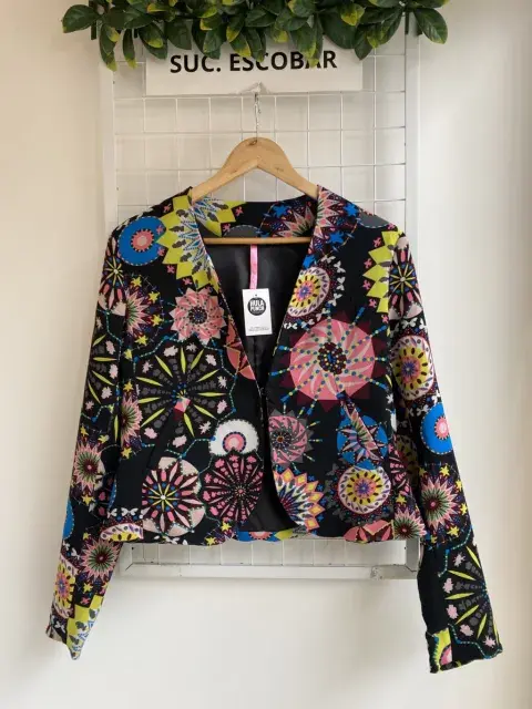Foto de un blazer sin solapa. Foto de un blazer sin solapa.