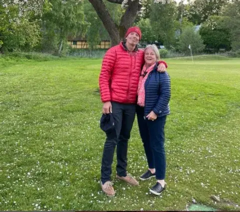 Marc junto a su esposa con quien está casado hace más de treinta años. Marc junto a su esposa con quien está casado hace más de treinta años.