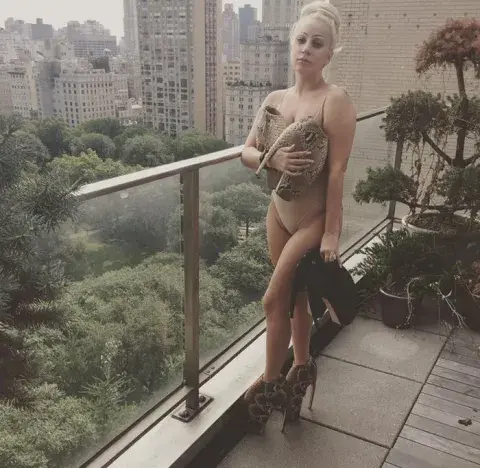 Lady Gaga y las botas armadillo de McQueen Lady Gaga y las botas armadillo de McQueen