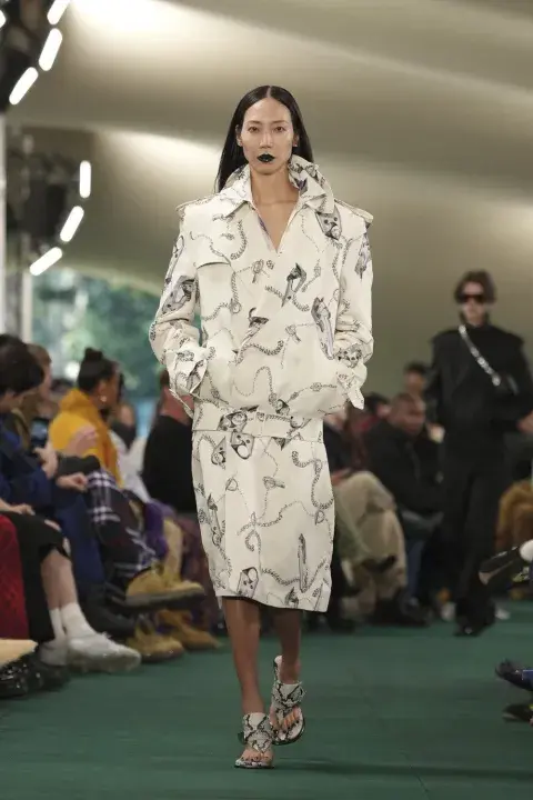 Modelo en la pasarela de Victoria Beckham. Modelo en la pasarela de Victoria Beckham.