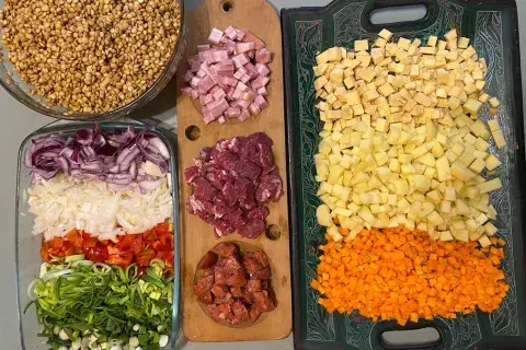 Es recomendable cortar todos los ingredientes antes de empezar a preparar el guiso de lentejas. Es recomendable cortar todos los ingredientes antes de empezar a preparar el guiso de lentejas.