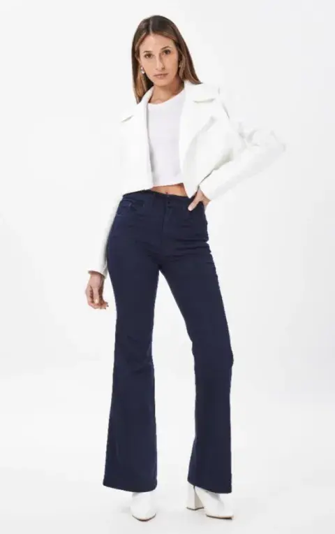 Foto de una modelo usando un jean Oxford. Foto de una modelo usando un jean Oxford.