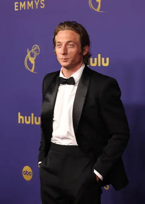 Jeremy Allen White en la alfombra roja de los Premios Emmy 2024. Jeremy Allen White en la alfombra roja de los Premios Emmy 2024.