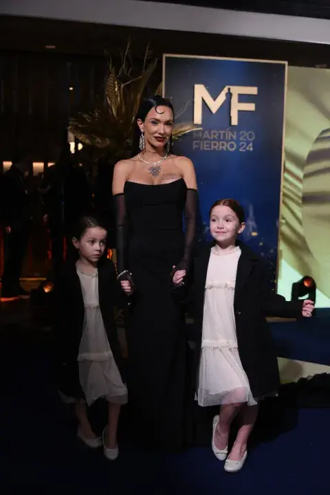 La Joaqui y sus hijas en la alfombra roja del Martín Fierro 2024. La Joaqui y sus hijas en la alfombra roja del Martín Fierro 2024.