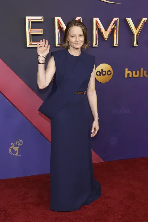 Jodie Foster en la alfombra roja de los Premios Emmy 2024. Jodie Foster en la alfombra roja de los Premios Emmy 2024.