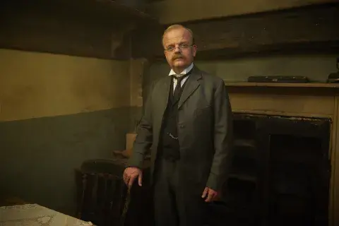 Toby Jones en la miniserie Witness for the Prosecution.