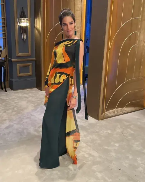 Juana Viale luciendo un vestido estampado. Juana Viale luciendo un vestido estampado.