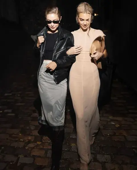 Foto de Gigi Hadid y Kendall Jenner llegando al cumpleaños de Rosalía en París. Foto de Gigi Hadid y Kendall Jenner llegando al cumpleaños de Rosalía en París.
