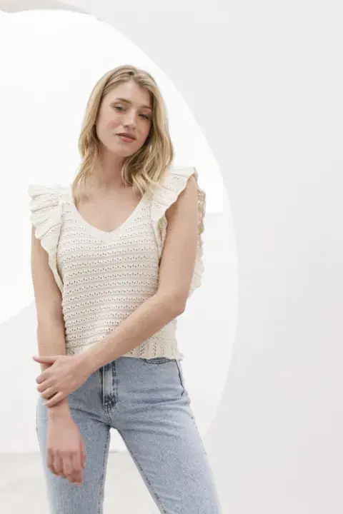 Foto de una modelo mujer usando ropa romántica de Flores. Foto de una modelo mujer usando ropa romántica de Flores.