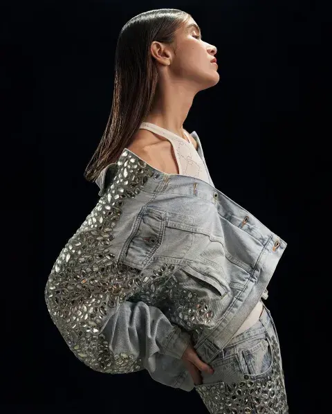 Modelo con jean y campera de jean con detalles en metalizado. Modelo con jean y campera de jean con detalles en metalizado.