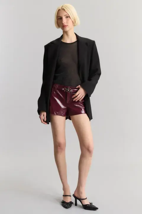 Foto de una modelo mujer usando una prenda de ecocuero.