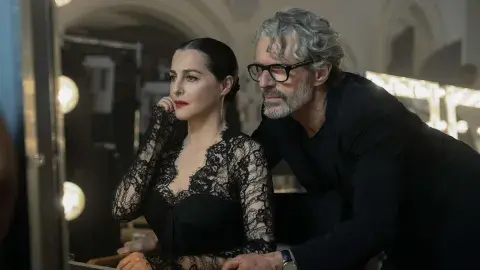 Fotograma de la serie "La Maison", con una mujer sentada y un hombre detrás de ella. Fotograma de la serie "La Maison", con una mujer sentada y un hombre detrás de ella.