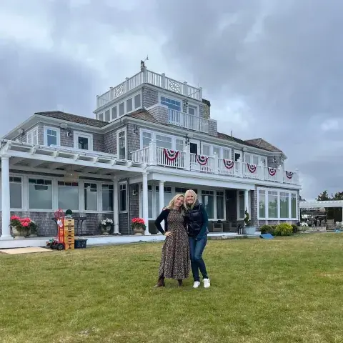 La showrunner de La pareja perfecta, Jenna Lamia, y la autora del libro, Elin Hilderbrand, en el exterior de “Summerland”. La showrunner de La pareja perfecta, Jenna Lamia, y la autora del libro, Elin Hilderbrand, en el exterior de “Summerland”.