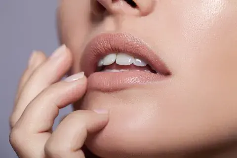 A los labios caídos se los suele asociar con la sabiduría y la capacidad de decisión razonable A los labios caídos se los suele asociar con la sabiduría y la capacidad de decisión razonable