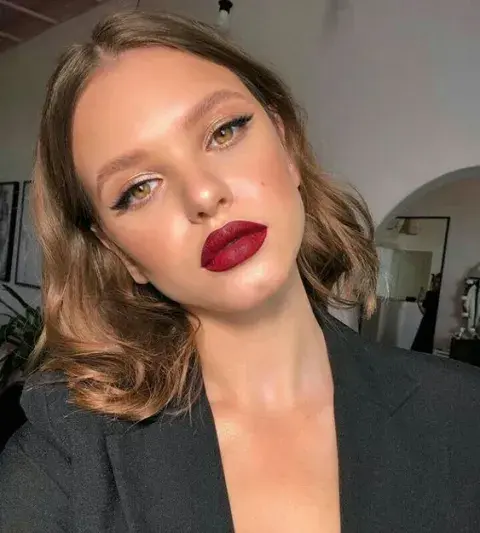 Foto de una modelo mujer con maquillaje de labios definidos. Foto de una modelo mujer con maquillaje de labios definidos.