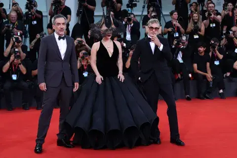Foto de Todd Phillips, Lady Gaga y Joaquin Phoenix en la alfombra roja del Festival de Venecia 2024.