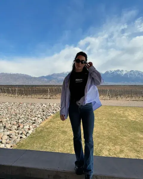 Una foto de Lali Espósito en Mendoza al aire libre. Una foto de Lali Espósito en Mendoza al aire libre.