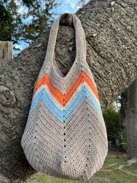 Un bolso tejido en crochet. Un bolso tejido en crochet.