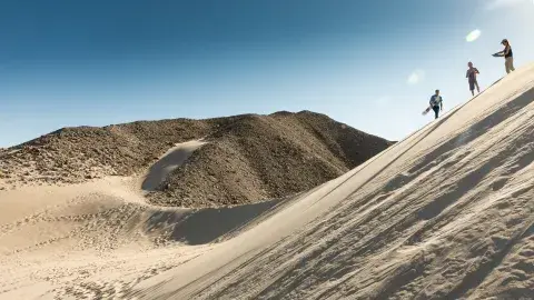 En Las Dunas se puede hacer sandboard, pero con mucho cuidado ya que hay afloramiento de rocas naturales que pueden provocar accidentes. En Las Dunas se puede hacer sandboard, pero con mucho cuidado ya que hay afloramiento de rocas naturales que pueden provocar accidentes.