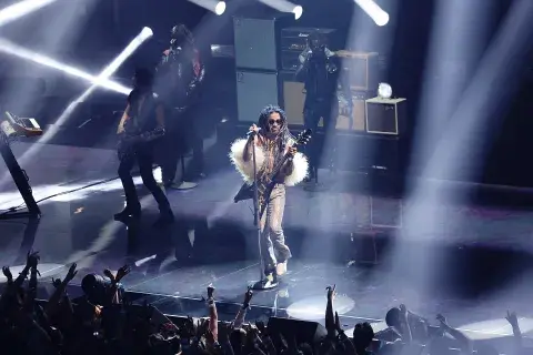 Foto de Lenny Kravitz en el escenario de los MTV VMAs 2024. Foto de Lenny Kravitz en el escenario de los MTV VMAs 2024.