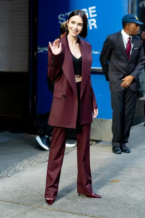 Lily Collins elige un look sastrero para asistir a The View. Lily Collins elige un look sastrero para asistir a The View.