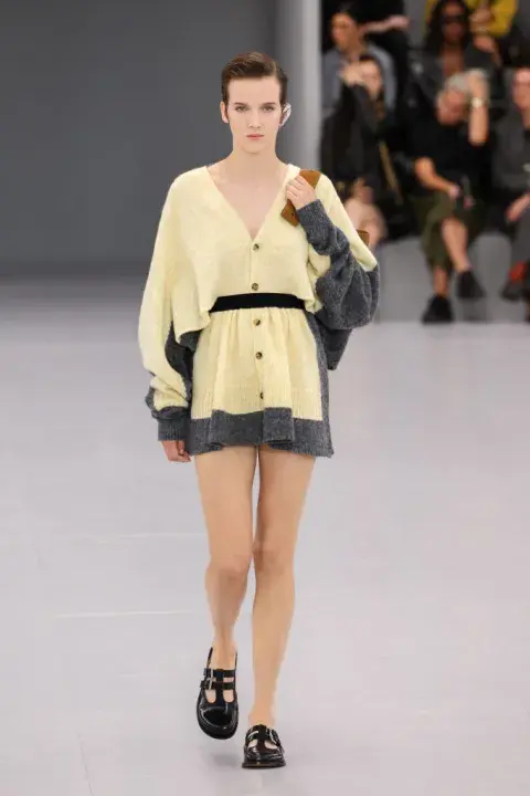 Foto de una modelo mujer en la pasarela de Loewe. Foto de una modelo mujer en la pasarela de Loewe.