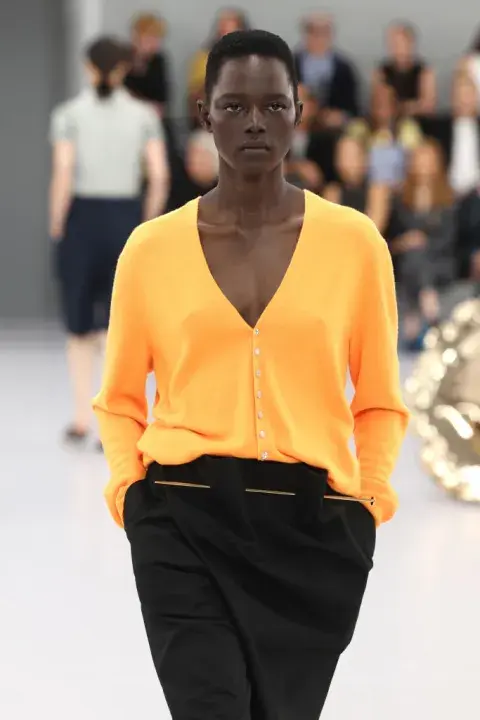 Foto de una modelo en la pasarela de Loewe. Foto de una modelo en la pasarela de Loewe.