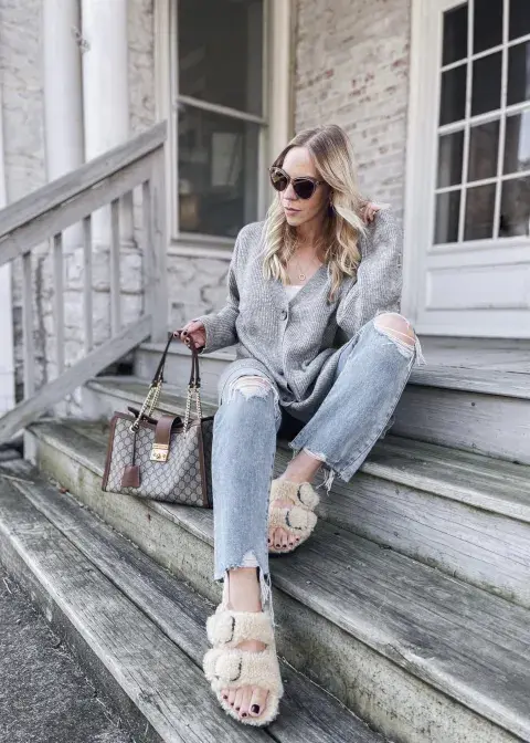 chica posando sentada en escaleras con sandalias Birkenstock, jean y sweater gris chica posando sentada en escaleras con sandalias Birkenstock, jean y sweater gris