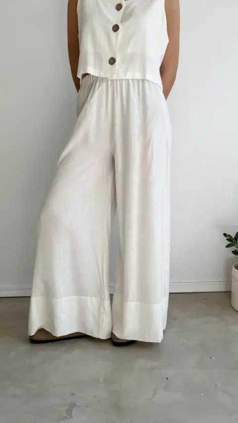 Foto de una modelo mujer usando ropa romántica de Flores. Foto de una modelo mujer usando ropa romántica de Flores.