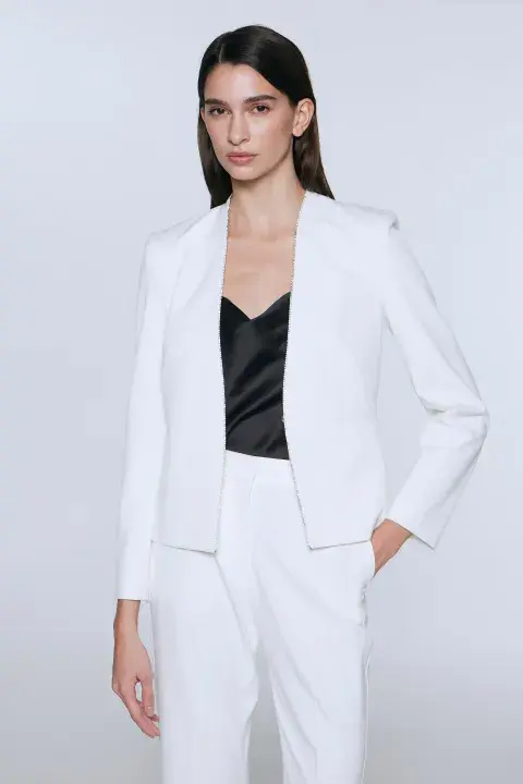 Foto de una modelo mujer usando blazer sin solapa. Foto de una modelo mujer usando blazer sin solapa.