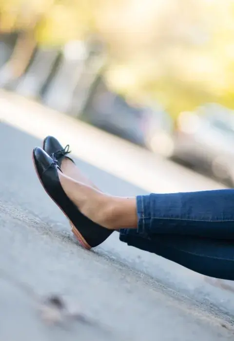 Foto de un par de ballerinas negras. Foto de un par de ballerinas negras.