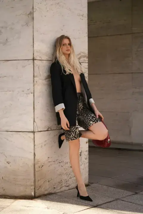 Foto de una modelo mujer usando una bermuda animal print. Foto de una modelo mujer usando una bermuda animal print.