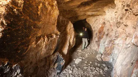 En las Minas de Inca Huasi hay decenas de socavones en desuso: túneles que perforaban la roca siguiendo la veta de cuarzo, el compañero infaltable del oro. En las Minas de Inca Huasi hay decenas de socavones en desuso: túneles que perforaban la roca siguiendo la veta de cuarzo, el compañero infaltable del oro.