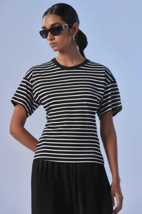 Foto de una modelo mujer usando una remera rayada. Foto de una modelo mujer usando una remera rayada.