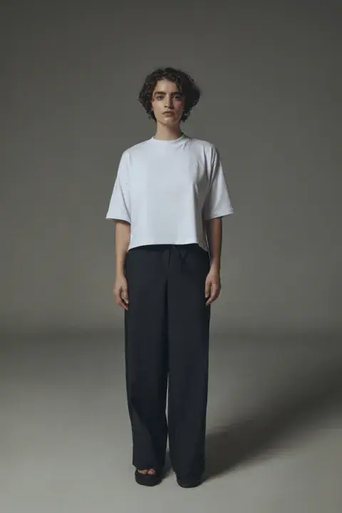 Foto de una modelo mujer usando una remera blanca. Foto de una modelo mujer usando una remera blanca.