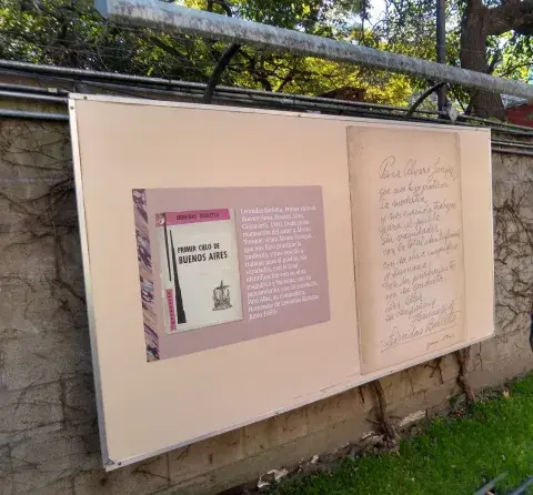 Muestra de dedicatorias de libros en la explanada de Biblioteca Nacional. Muestra de dedicatorias de libros en la explanada de Biblioteca Nacional.