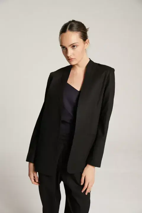 Foto de una modelo mujer usando blazer sin solapa. Foto de una modelo mujer usando blazer sin solapa.