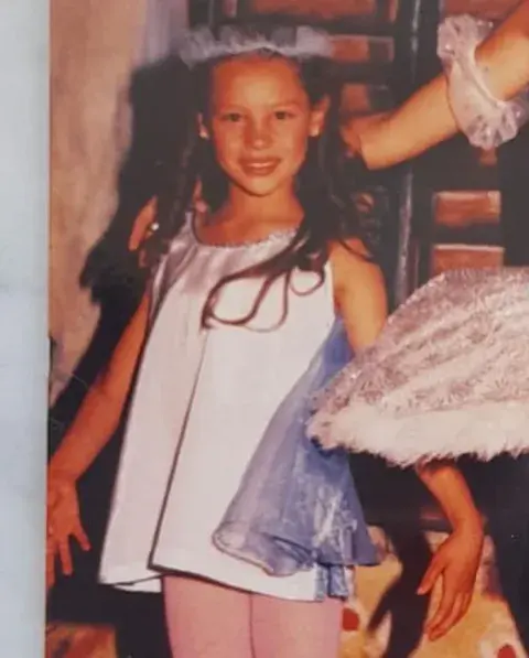 Foto de Pampita de niña, mientras estudiaba danza. Foto de Pampita de niña, mientras estudiaba danza.