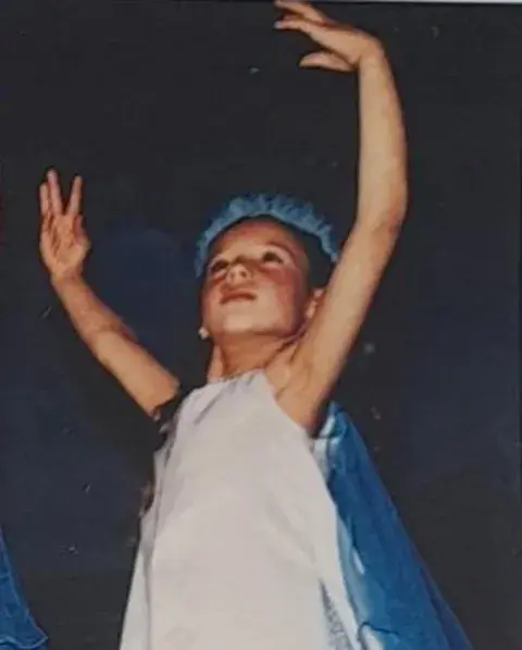 Foto de Pampita de niña, mientras estudiaba danza. Foto de Pampita de niña, mientras estudiaba danza.