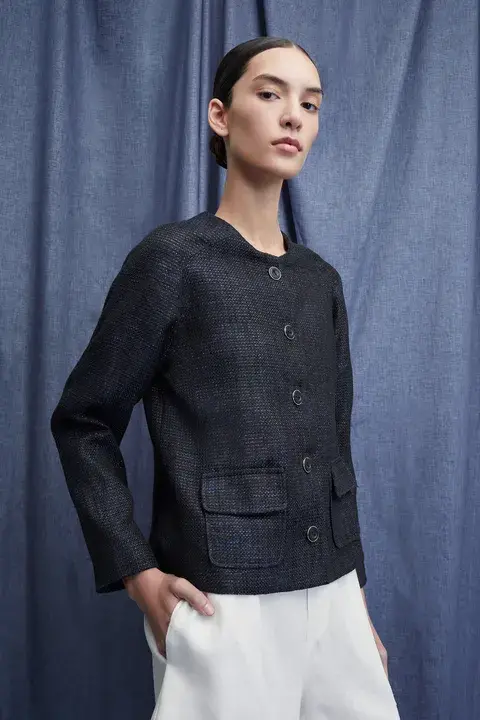 Foto de una modelo mujer usando blazer sin solapa. Foto de una modelo mujer usando blazer sin solapa.