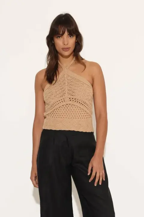 Una foto de una modelo mujer usando una prenda en crochet. Una foto de una modelo mujer usando una prenda en crochet.