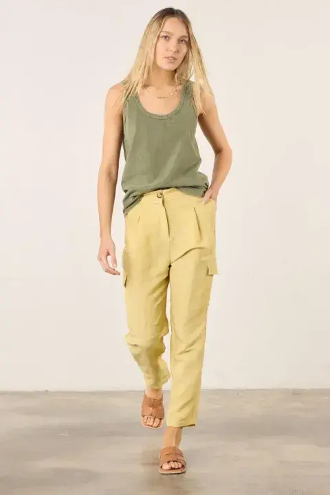 Foto de una modelo mujer usando pantalón amarillo pastel. Foto de una modelo mujer usando pantalón amarillo pastel.