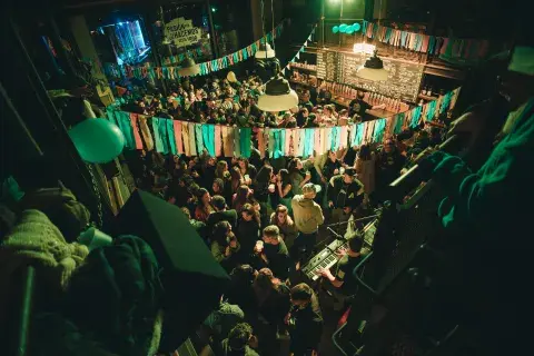 Vista aérea de una fiesta en una cervecería. Vista aérea de una fiesta en una cervecería.