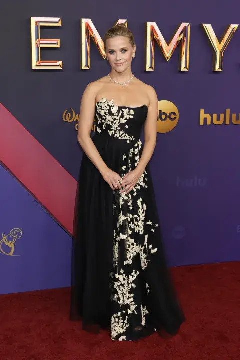 Reese Witherspoon en la alfombra roja de los Premios Emmy 2024. Reese Witherspoon en la alfombra roja de los Premios Emmy 2024.