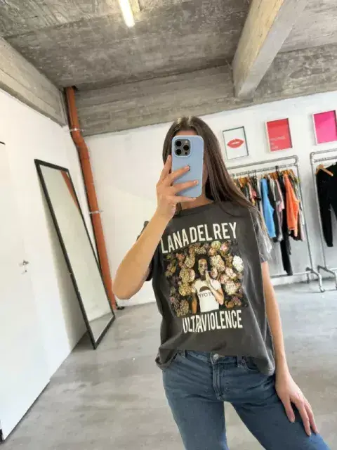 Foto de una modelo mujer usando ropa de Avellaneda. Foto de una modelo mujer usando ropa de Avellaneda.