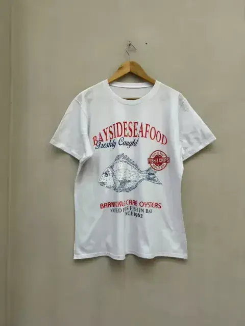 Foto de una remera estampada. Foto de una remera estampada.