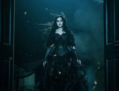 Monica Bellucci como Delores, ex esposa de Betelgeuse. Monica Bellucci como Delores, ex esposa de Betelgeuse.