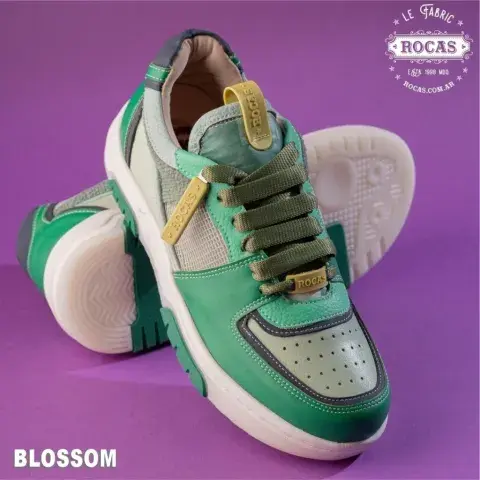 Foto de unas zapatillas en color verde. Foto de unas zapatillas en color verde.