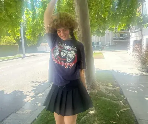 Una foto de Rosalía al aire libre. Una foto de Rosalía al aire libre.